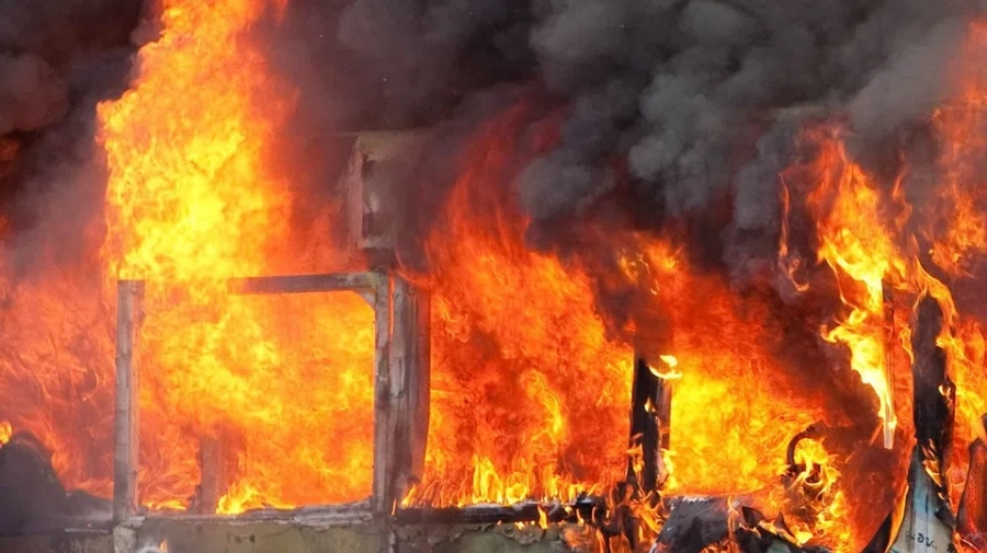 Автобус се запали в движение край Марикостиново, 16 пътници са спасени 