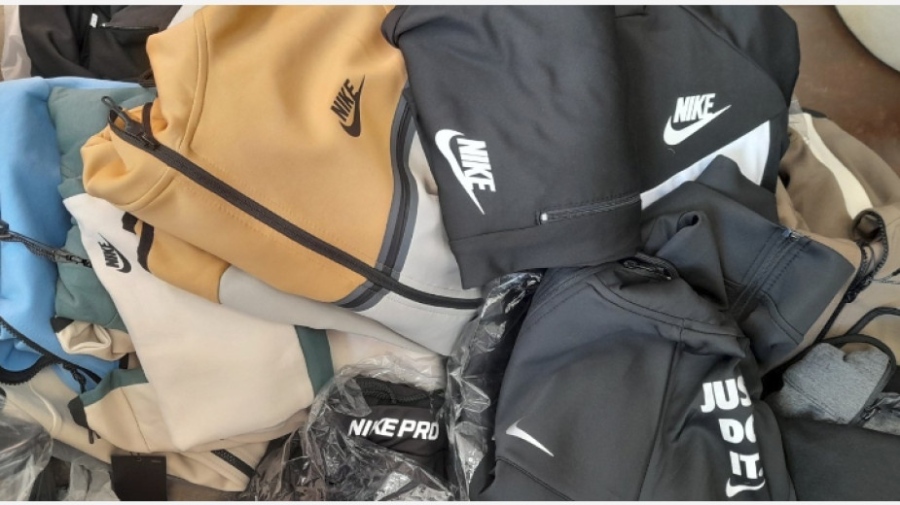 Иззеха над 1 700 артикула ментета на маркови дрехи от магазини в Сандански 