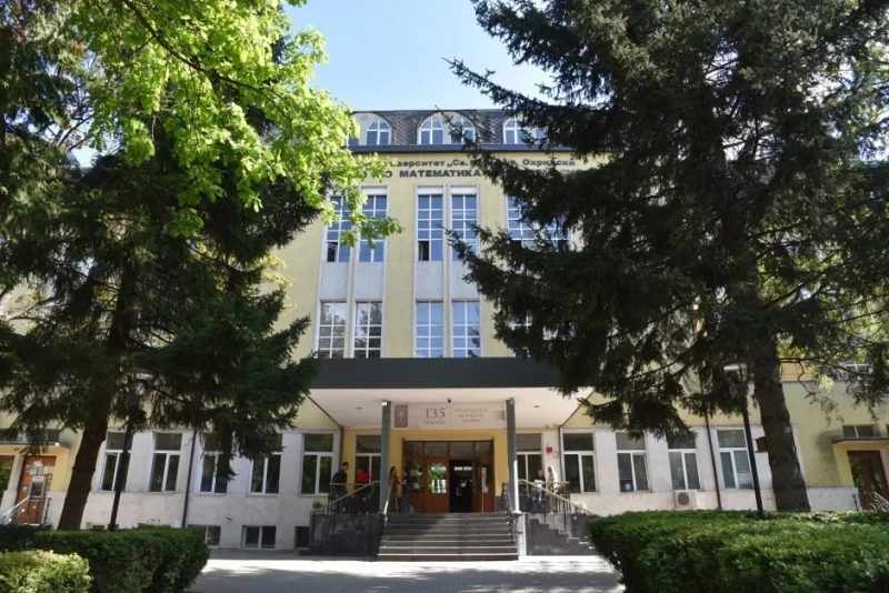 Временно отстраниха преподавател заради съмнения за сексуален тормоз