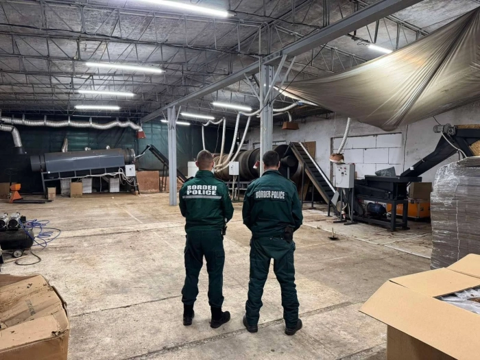 Нов удар! Гранична полиция разби фабрика за нелегални цигари в Брезник