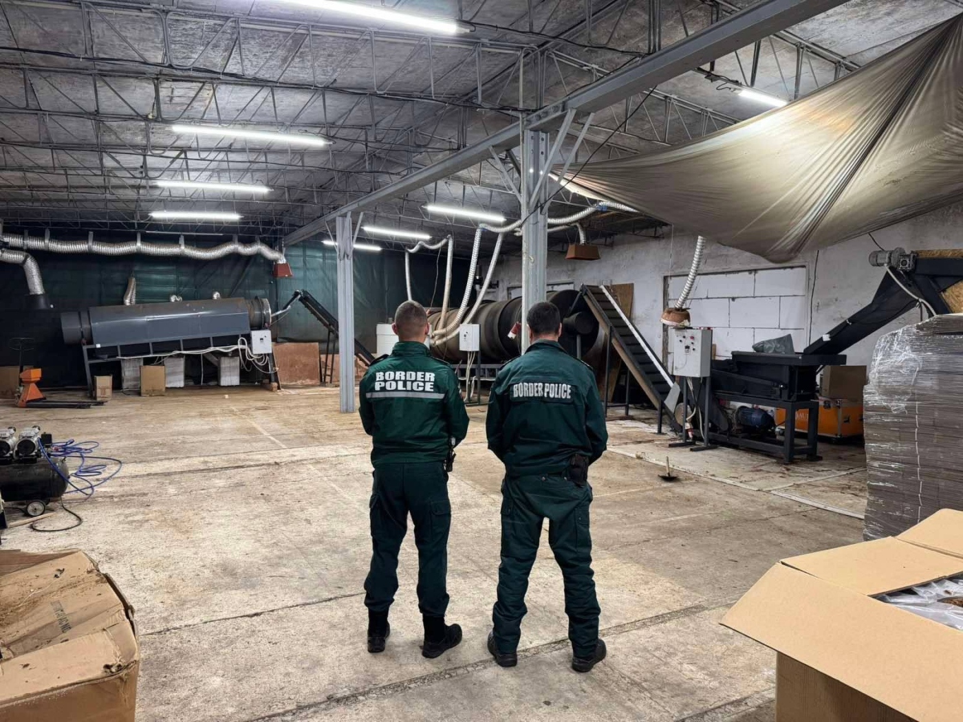 Нов удар! Гранична полиция разби фабрика за нелегални цигари в Брезник