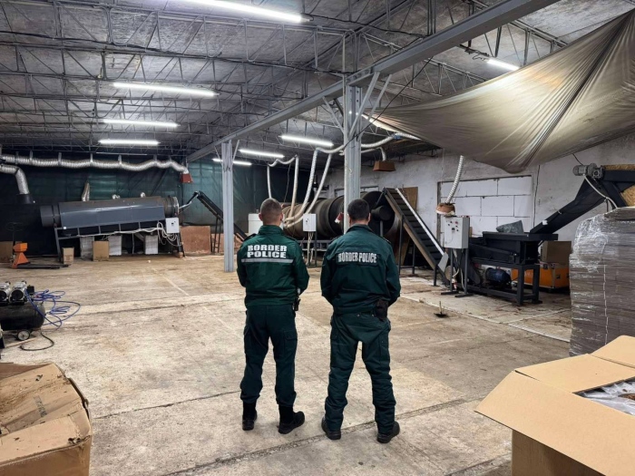 нов удар! Гранична полиция разби фабрика за нелегални цигари в Брезник