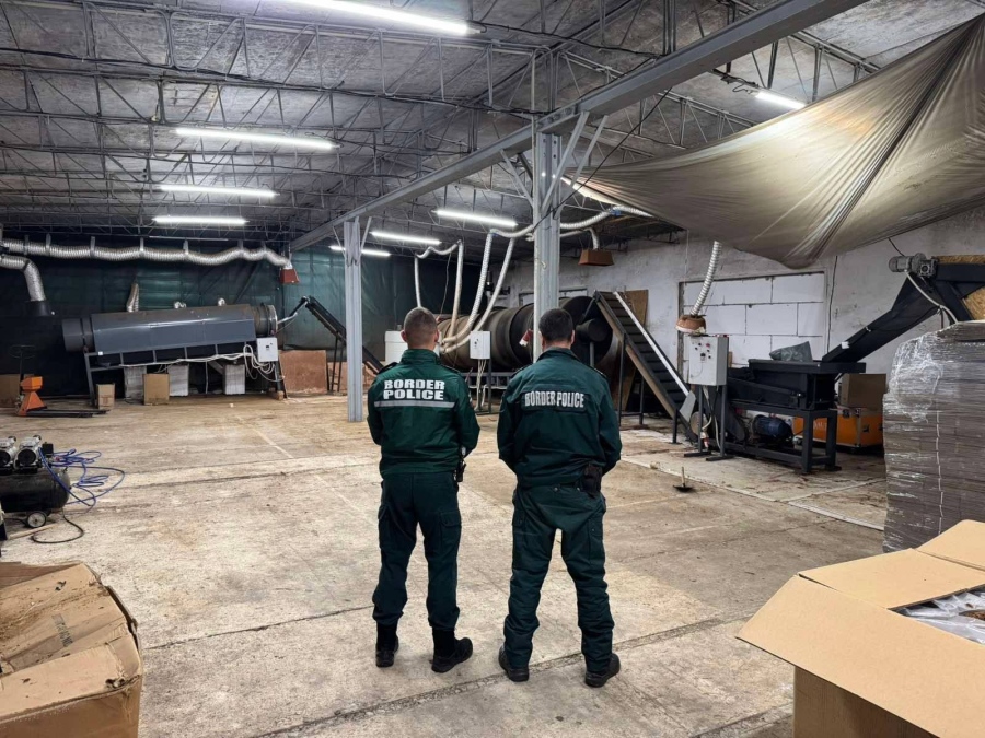 Нов удар! Гранична полиция разби фабрика за нелегални цигари в Брезник