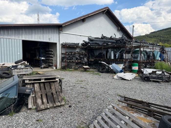 При спецакция! Удариха автоморга с части от крадени автомобили в Перник