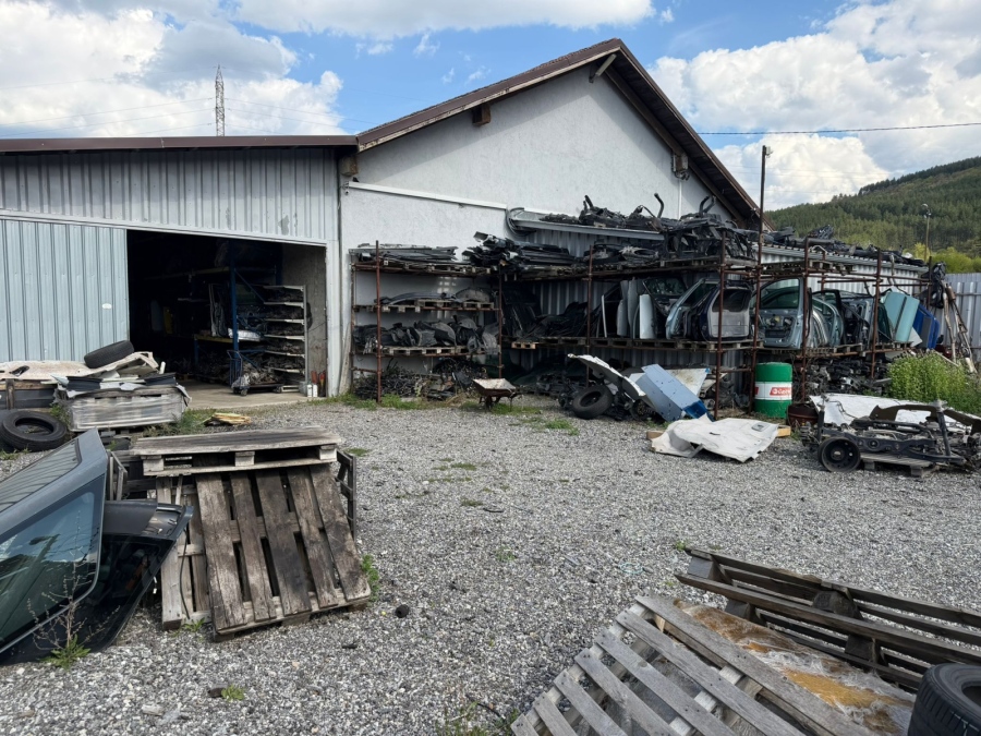 При спецакция! Удариха автоморга с части от крадени автомобили в Перник