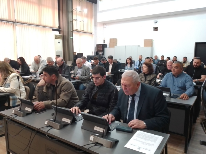 Заседание на ОбС - Дупница: Работата на кмета, съвета, общинските дружества, музея, разбитите улици, пълните гробищни паркове нажежиха атмосферата