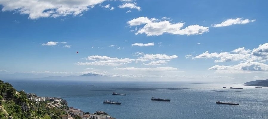 Иран: САЩ да не влизат в Ормузкия проток