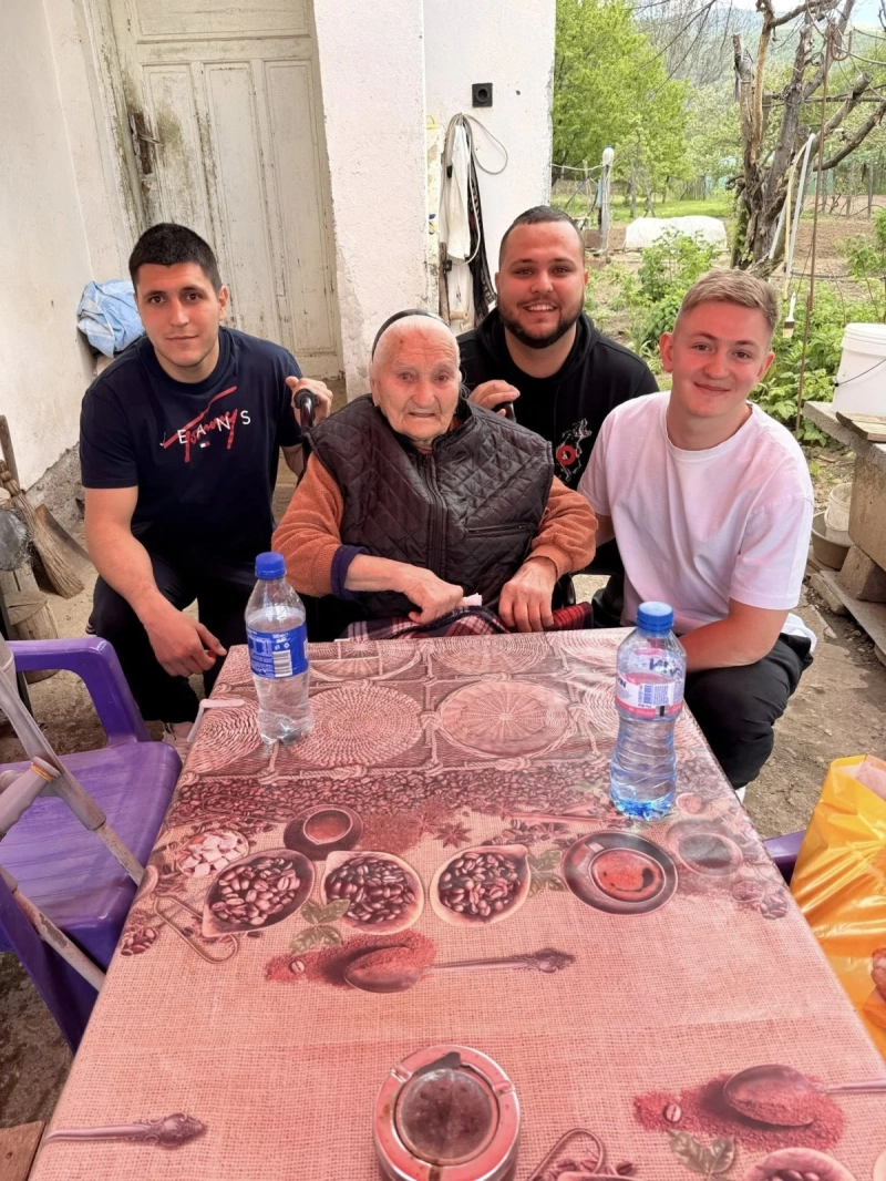 Десетки нуждаещи се и 102-годишна баба получиха помощ от фондация „Алма” за Гергьовден в Кюстендил