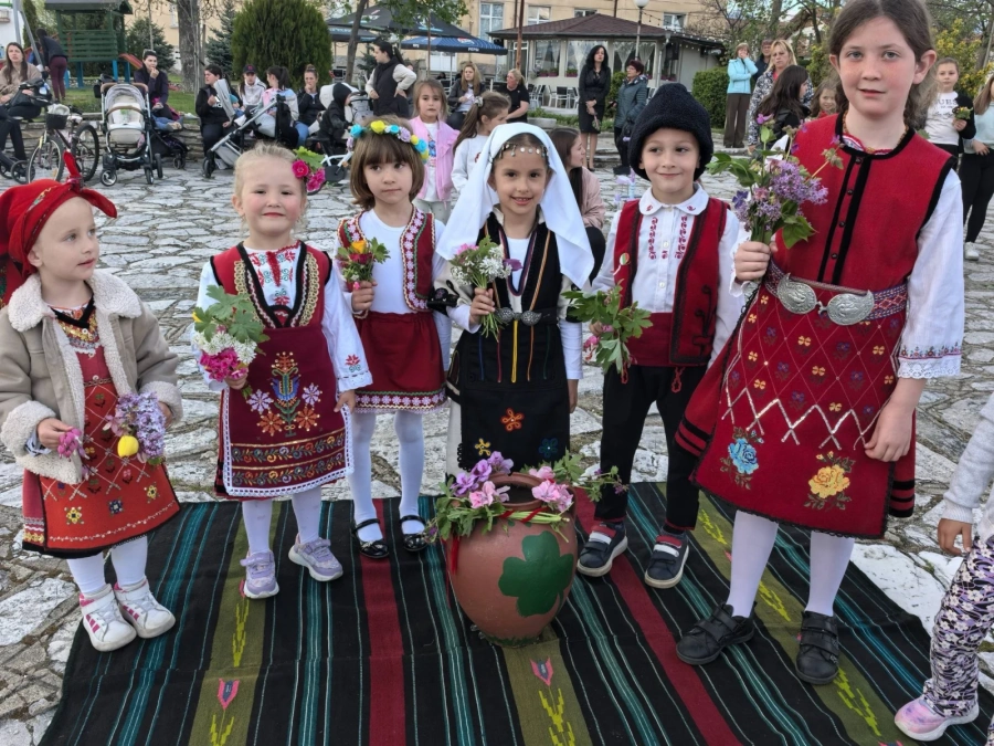 Традициите са живи! Малки моми топиха китки за здраве на ритуал в Бачево