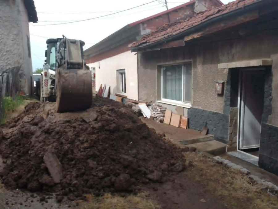 Вода от спукан водопровод заля къща и дворове на ул. „Родопи“ в Дупница