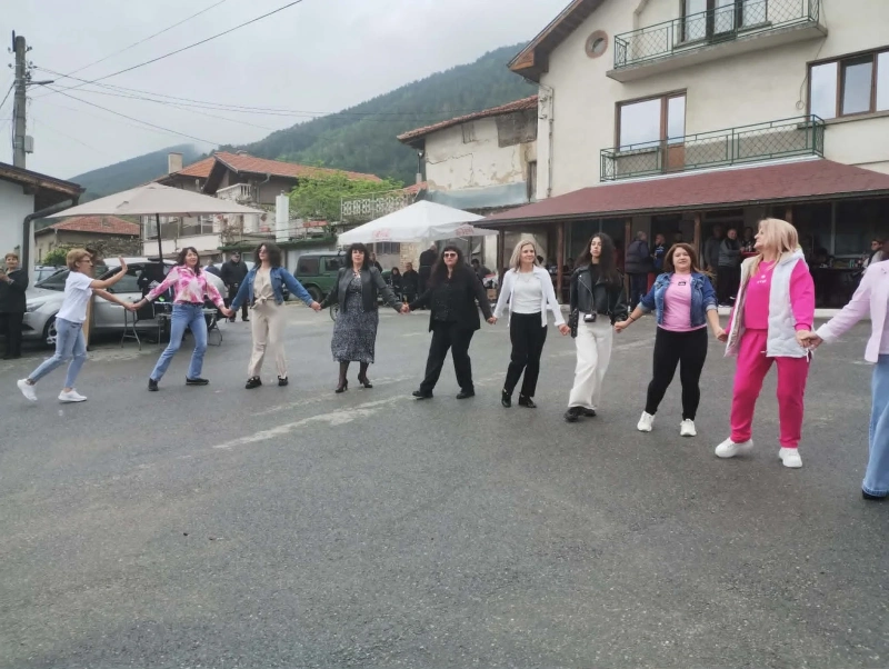 Гайдарката певица Владислава вдигна малки и големи на кръшни хора в Овчарци