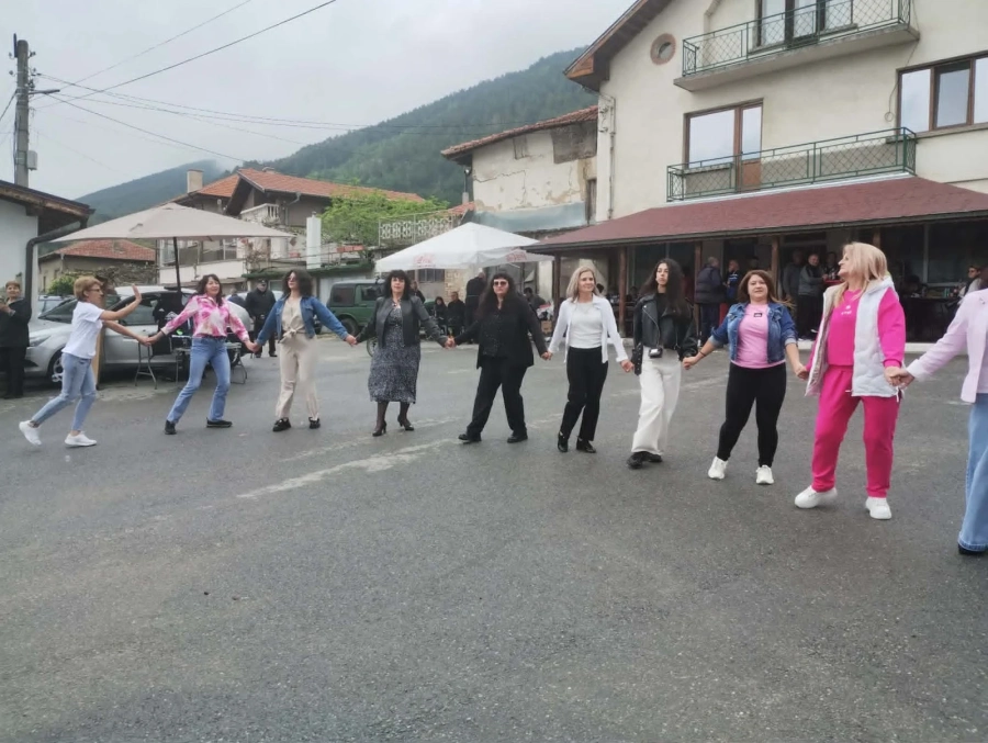 Гайдарката певица Владислава вдигна малки и големи на кръшни хора в Овчарци