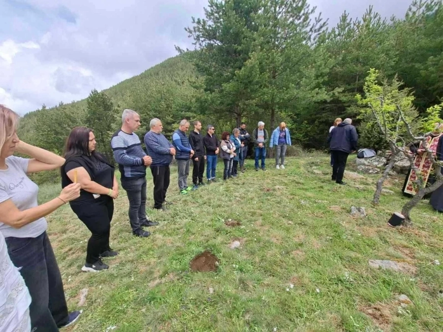Красотата на Пирин и силата на вярата събраха десетки празнуващи край Сенокос