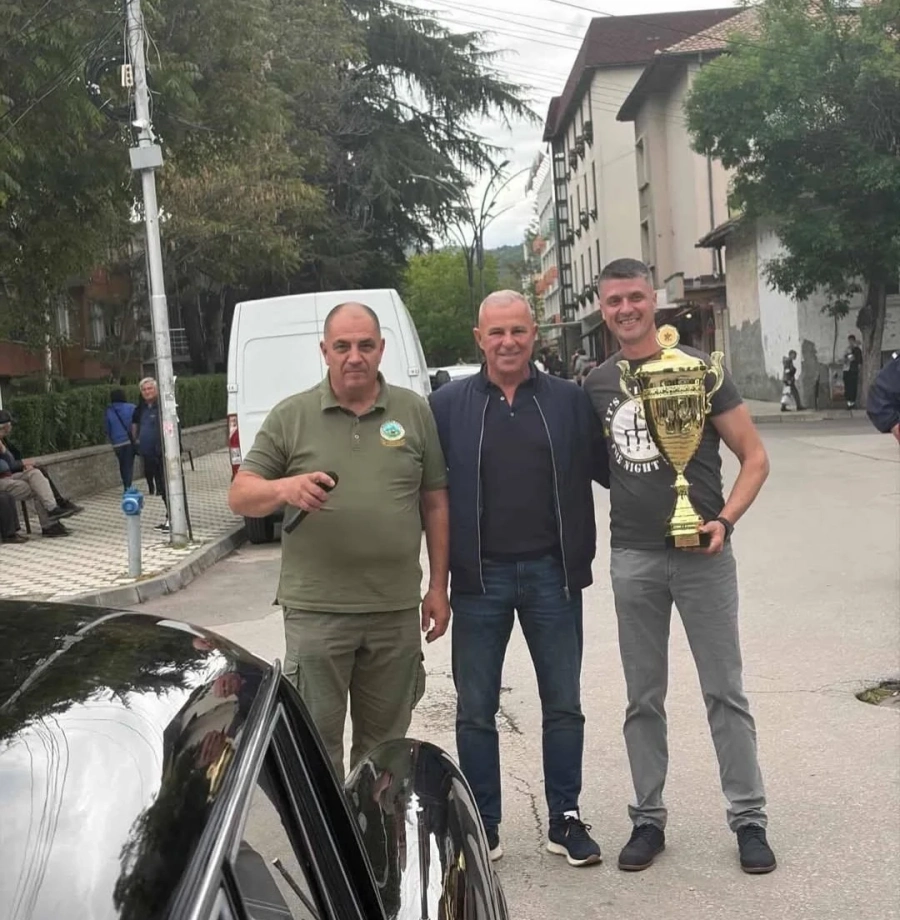 Ивайло Паунов от Дупница впечатли с „Чайка“ и грабна голямата награда на ретро парада в Симитли