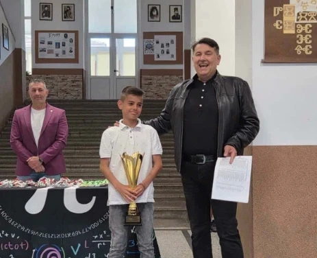 Румен Деянски от Дупница блесна с двойно злато и купа за първенец във Великденското математическо състезание