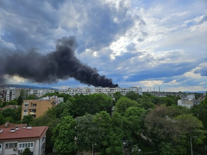 Голям пожар в столичния квартал \'\'Хаджи Димитър\'\', гори изоставен склад