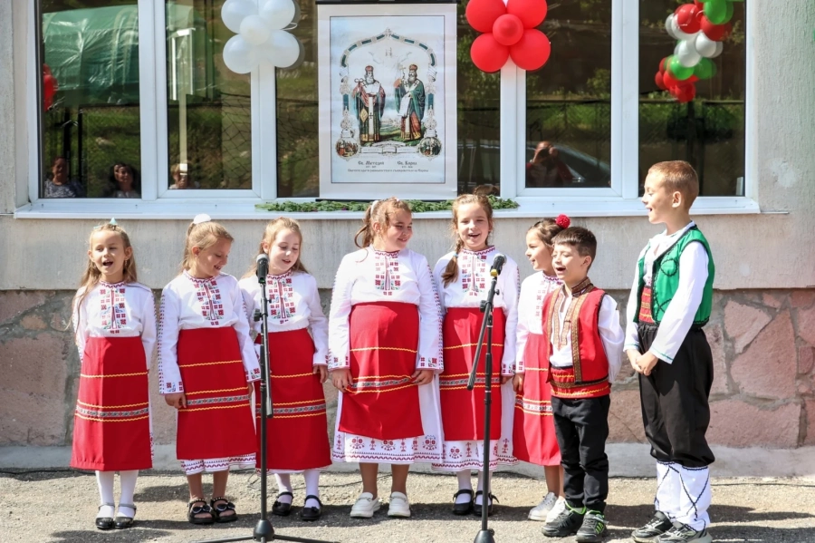 „Места“ запя за Кирил и Методий: Празник, който изпълни училищния двор с емоции и аплодисменти