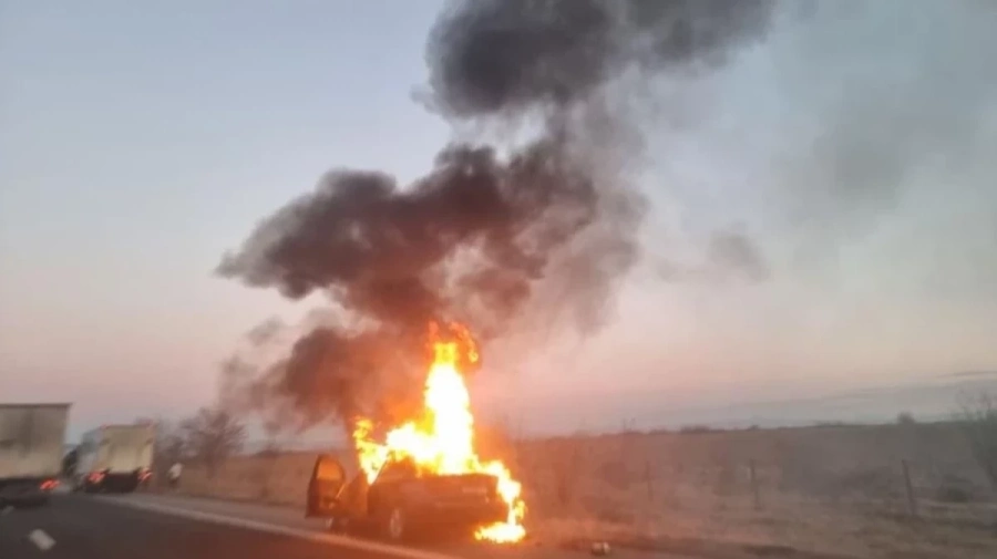 Кола се запали на АМ „Струма“ край Бучино, движението към Благоевград е блокирано