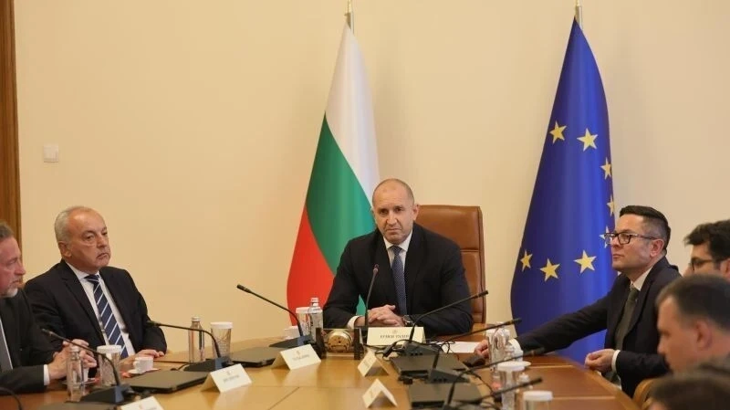 Правителството се събира на първо заседание, сменя всички областни управители