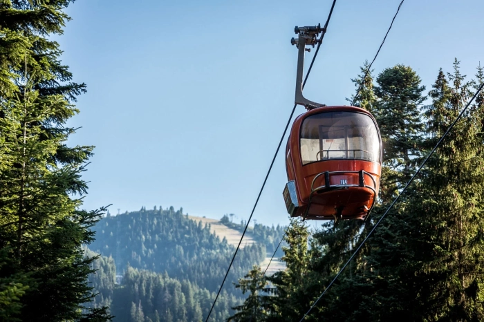Трудов инцидент в Боровец: Служител падна от 3 метра при работа по въжената линия