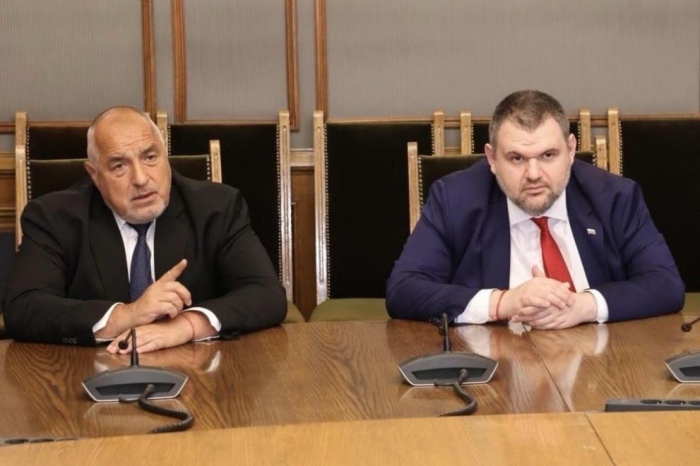 Свалиха охраната от НСО на Бойко Борисов и Делян Пеевски (ОБНОВЕНО)  С решение на Специализираната комисия по Закона за НСО е свалена охраната на лидера на ГЕРБ Бойко Борисов и на лидера на ДПС Делян Пеевски. Информацията беше потвърдена от ДПС и ГЕРБ, като от двете партии коментираха мотивите и обстоятелствата около решението. „Бях информиран от ген. Тонев, че след заседание на Специализираната комисия по чл. 23 от Закона за НСО е взето решение за снемане на охраната ми от НСО. Това решение идва и в отговор на поисканата от мен през декември миналата година оценка от компетентния орган на това дали има изменение в обстоятелствата, поради които е определен режимът ми на охрана\