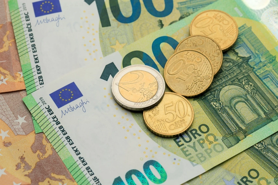 Издържаме близо 600 000 държавни служители с данъците си