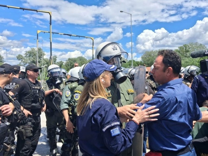 Напрежение на границата: Гръцката полиция спря с лютив спрей фермери край „Кулата-Промахон“ (Обновено)