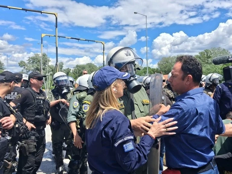 Напрежение на границата: Гръцката полиция спря с лютив спрей фермери край „Кулата-Промахон“ (Обновено)