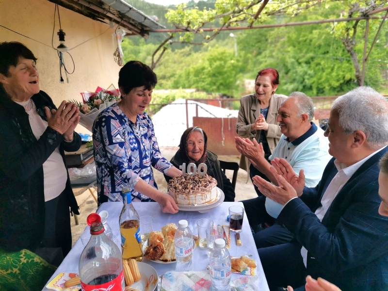 Баба Ташина вдигна наздравица за 100-годишния си юбилей в Гоце Делчев