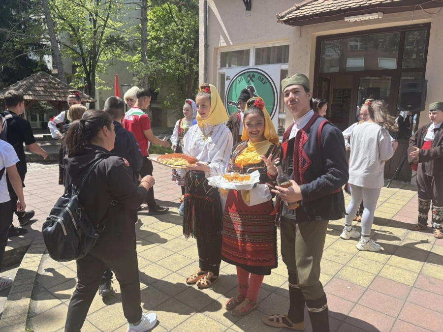 Местни самодейци и състави от Сърбия ще танцуват в Бобов дол