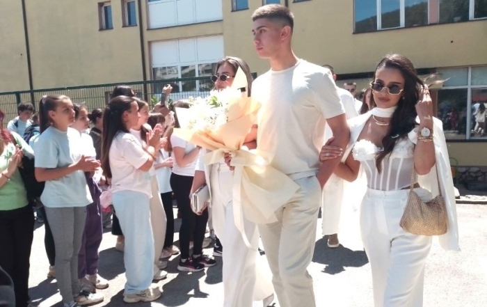 СЕУ „Св. Паисий Хилендарски“ в Дупница изпрати абитуриентите (Снимки)