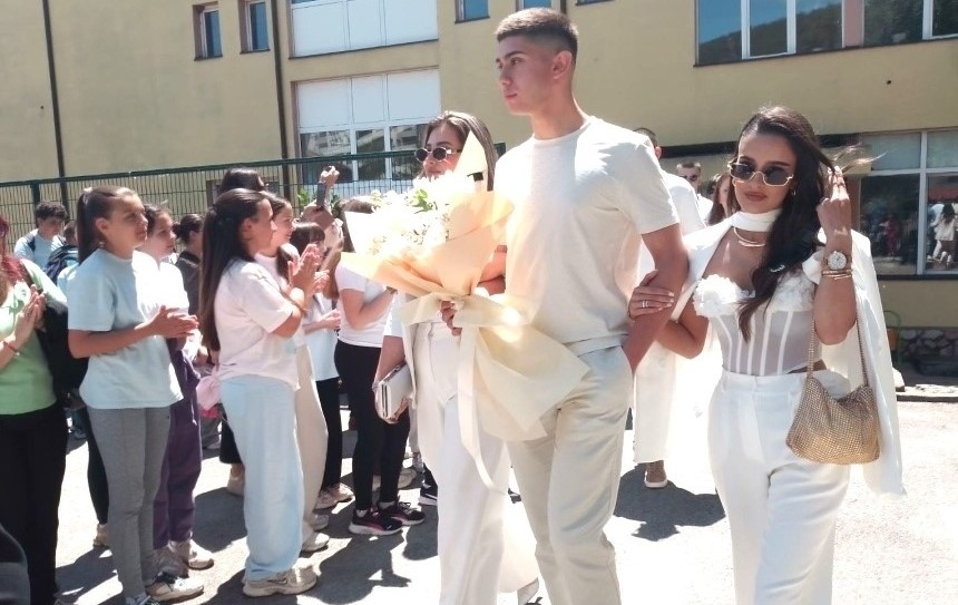 СЕУ „Св. Паисий Хилендарски“ в Дупница изпрати абитуриентите (Снимки)