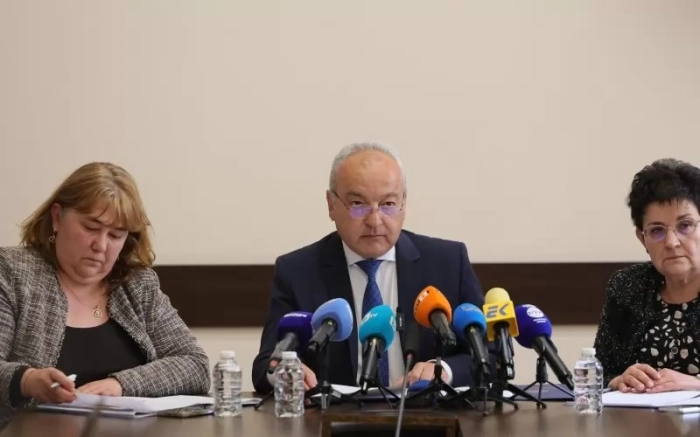  Кабинетът реже разходите за чиновници и призова депутатите да се откажат от автоматичното увеличение на заплатите