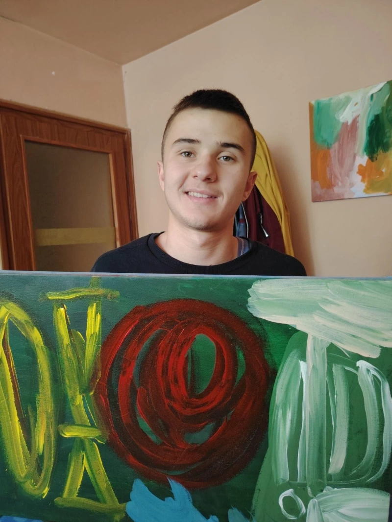 Сашко от Перник, който оцеля 9 дни в гората, с трета изложба в помощ на деца спортисти