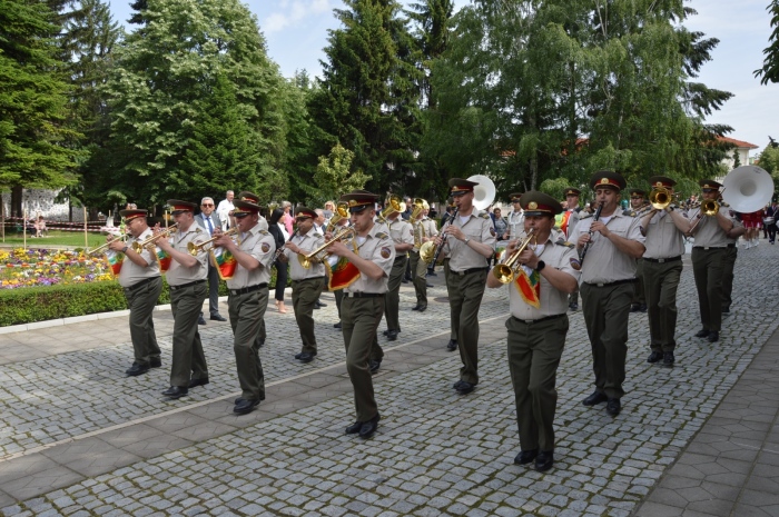 Военен духов оркестър повежда шествието за 24 май в Гоце Делчев