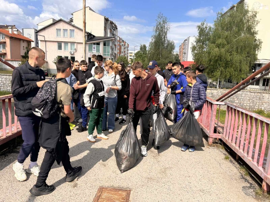 Десетки ученици и доброволци почистиха Самоков в мащабен екоден