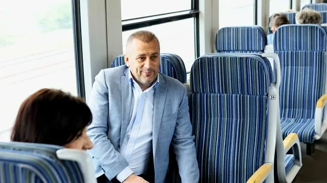 Транспортният министър се качи на влак заради кризата в БДЖ и проблемите по линиите София – Волуяк и Елин Пелин