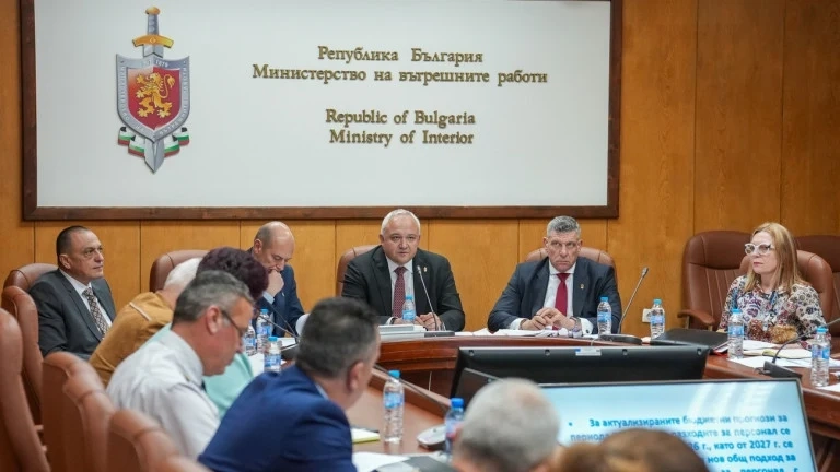 МВР се \