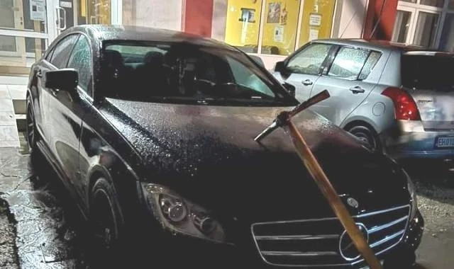 Скандал в Ботевградско завърши с пострадал 19-годишен младеж и автомобил със забита мотика