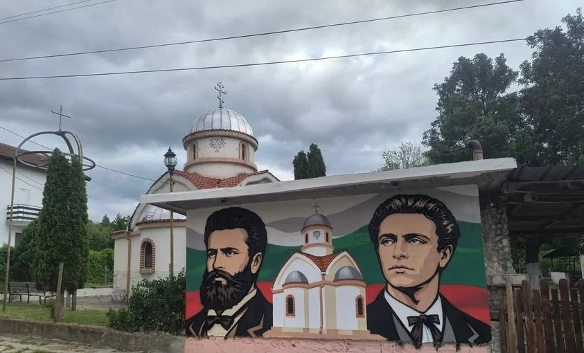 Блатино с патриотичен стенопис: Ликовете на Ботев и Левски грейнаха часове преди 24 май