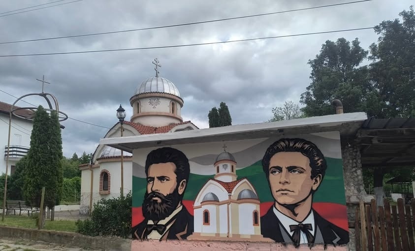 Блатино с патриотичен стенопис: Ликовете на Ботев и Левски грейнаха часове преди 24 май