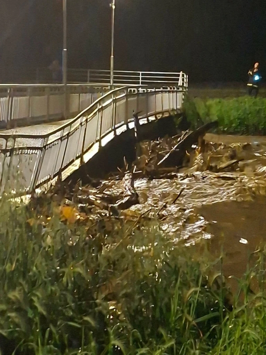 Частично бедствено положение в община Дряново - пороят разруши мост и наводни улици