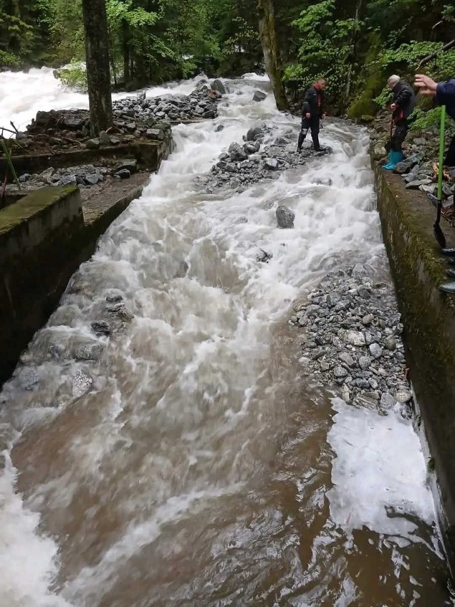 Обилни валежи и прииждащи води от каскада Белмекен затрудниха водоснабдяването в Ихтиман и Долна баня