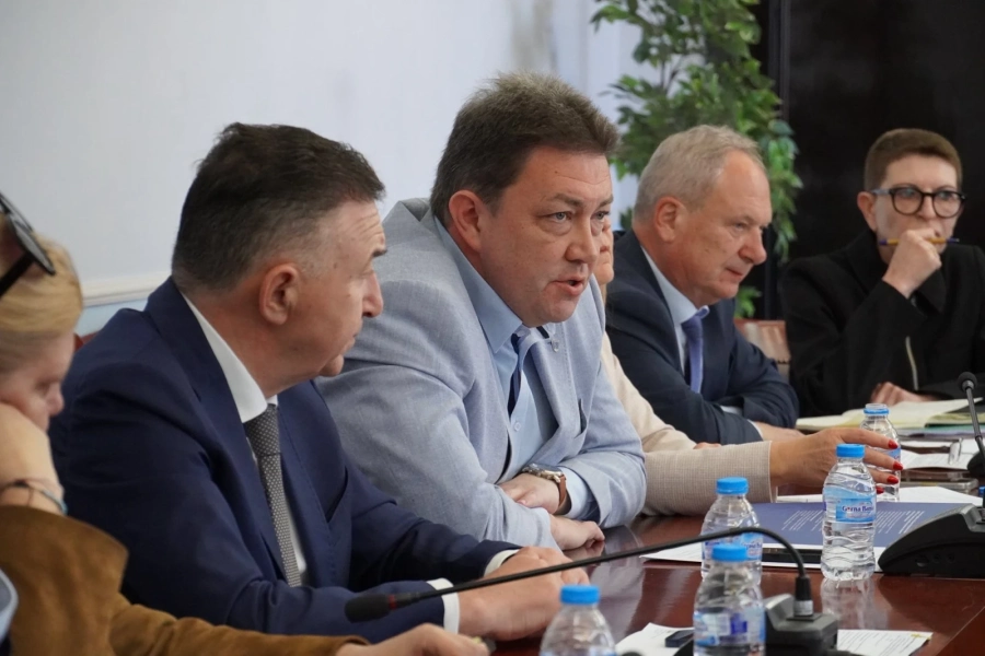Кметът на Петрич на среща в МЗ: Недостигът на кадри поставя общинските болници под сериозен риск