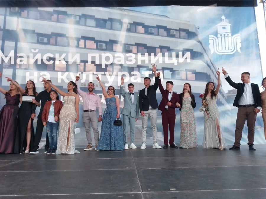Червен килим, овации и броене до 12! Дупница изпрати абитуриентите на Тютюневото и Промишленото (СНИМКИ)