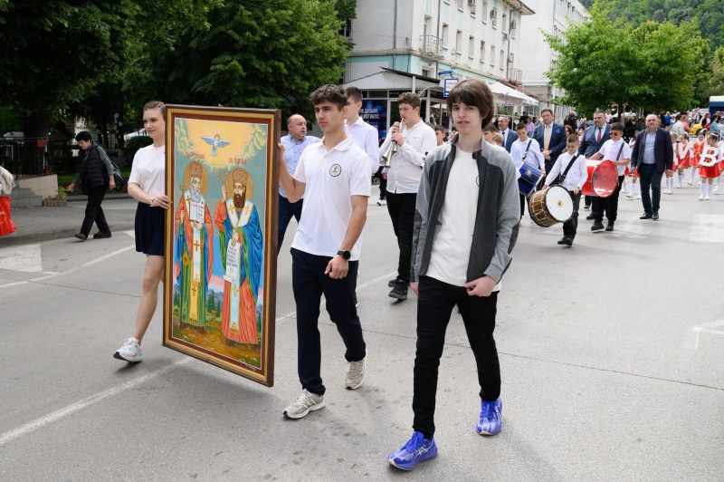 Петрич празнува 24 май: Мащабно шествие заля града, кметът Бръчков призова младите да пазят езика ни