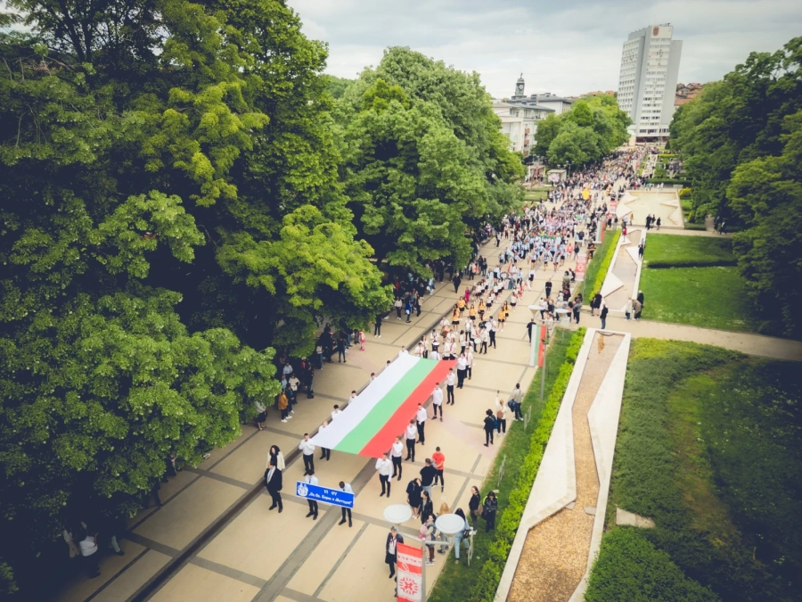Деветметров трибагреник поведе празничното шествие на 24 май в Перник