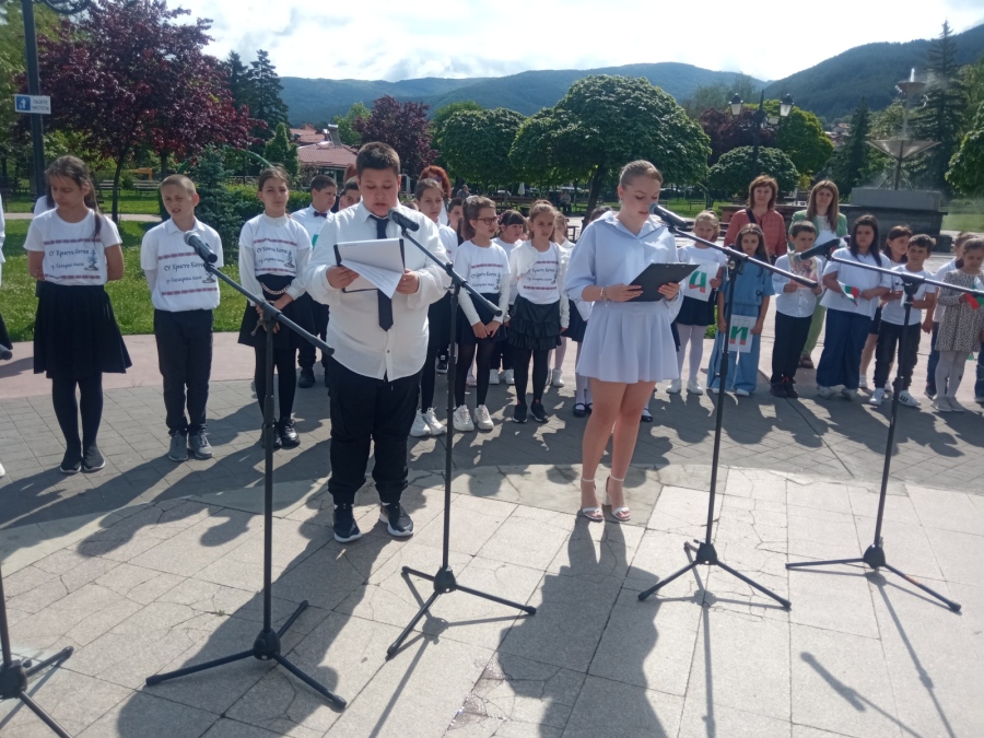„Върви, народе възродени“ огласи Сапарева баня на 24 май