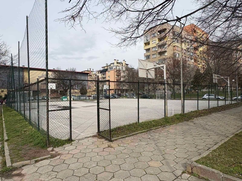 С минимална разлика в офертите: 2 фирми в надпревара за ремонта на спортна площадка в Благоевград