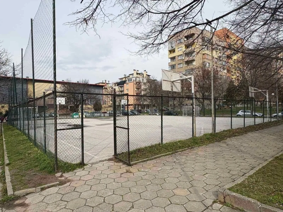 С минимална разлика в офертите: 2 фирми в надпревара за ремонта на спортна площадка в Благоевград